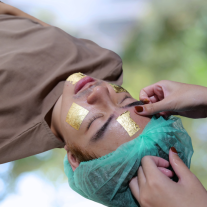 นวดหน้าทองคำ
