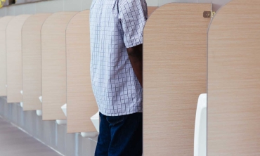 ปัสสาวะไม่พุ่ง กลั้นปัสสาวะไม่อยู่ เช็กด่วนก่อนเป็นต่อมลูกหมากโต